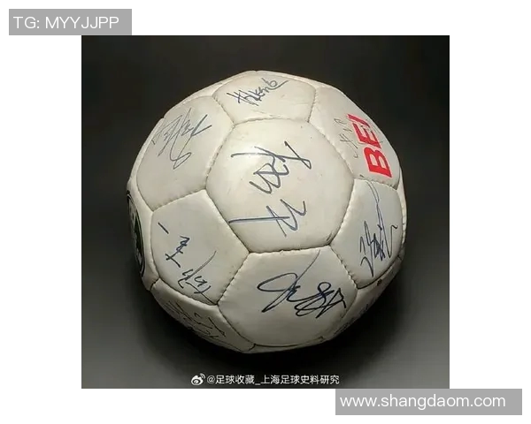 追逐足球梦想的签名收藏者与明星背后的故事